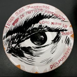 Fernando Renes. ESOS OJOS MARCHITOS..., 2015. Lebrillo esmaltado. 12 cm x 45 cm de diámetro.