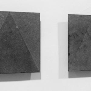 CUMIO, 2014. Granito negro y arenado. Políptico (6): 20 x 20 cm c/u