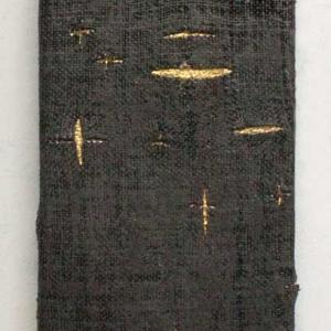 


CONSTELACIN 25, 2018. Carboncillo sobre lino y pan de oro sobre madera. 39 x 10.5 cm. JC-0167


