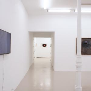 Vista de la exposición UN PUNTO FIJO PARA ORIENTARSE. F2 Galería. Madrid, España. Diciembre 2023 - Enero 2024
