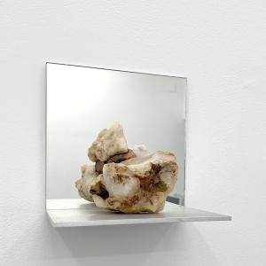 Tanto Roma III, 2016. Piedra, cobre, aluminio y espejo. 20 x 20 x 20 cm. CM-0038